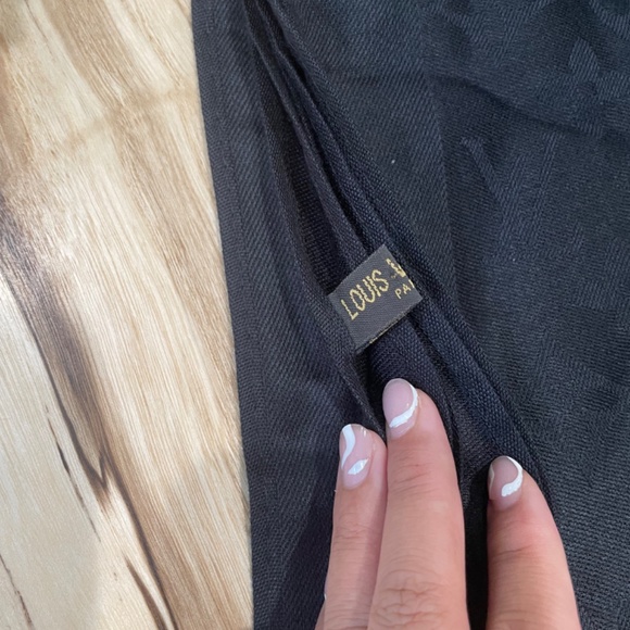 Louis Vuitton Silk Monogram Scarf - Picture 4 of 7